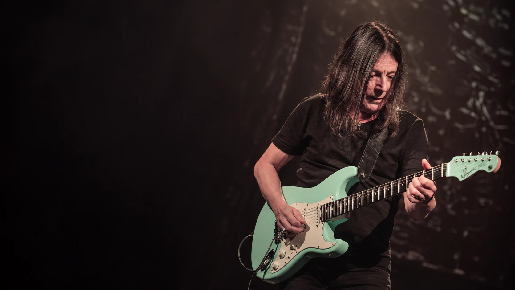 Faiska Borges tocando sua guitarra no palco